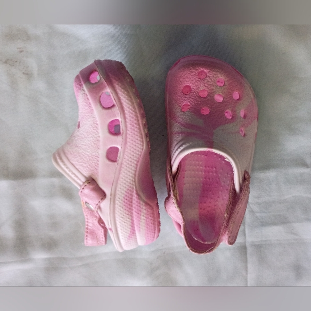 ‼️5 items for $8‼️Pink Kids Crocs